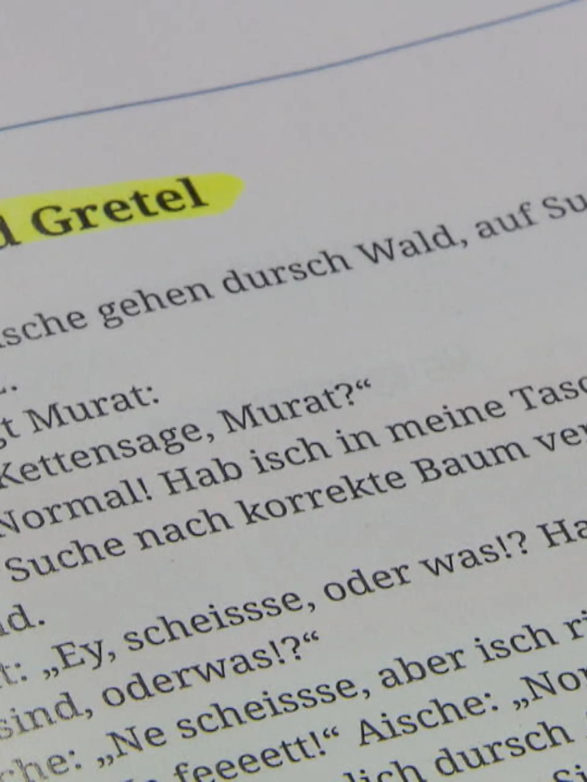 "Murat und Aische gehen dursch Wald, auf Suche nach korrekte Feuerholz": So beginnt der Text einer Schulaufgabe, die am Duisburger Krupp-Gymnasium für Wirbel sorgt. Sie war Neuntklässlern Mitte März mit Aufgaben zur Bearbeitung vorgelegt worden. "Wähle ein Märchen, das Dir gut gefällt, und formuliere es ins Kanakische um", heißt es dabei unter anderem. Türkischstämmige Schüler und Eltern kritisieren die aus ihrer Sicht klischeehafte und herabsetzende Aufgabe.