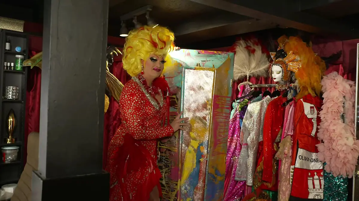 Natürlich leuchtet der Sarg der schillernden Dragqueen Olivia Jones in bunten Farben.