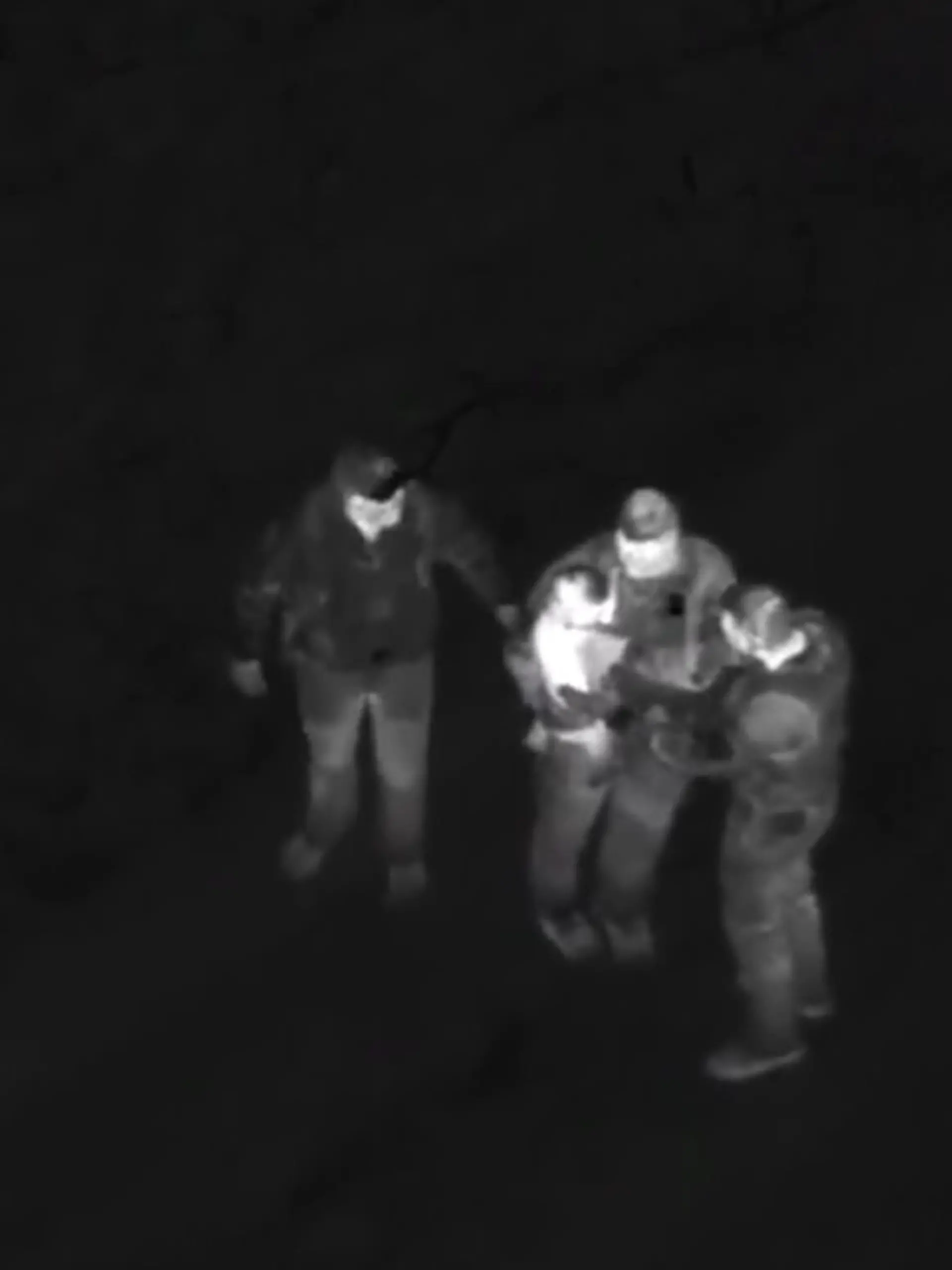 Die Polizisten suchten mit einem Hubschrauber nach dem Kind – mit Erfolg!