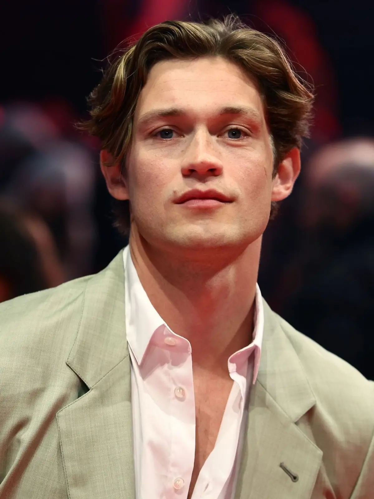 Bild zu: "Lust auf mehr vom „Maxton Hall”-Star? Die besten Serien mit Damian Hardung "