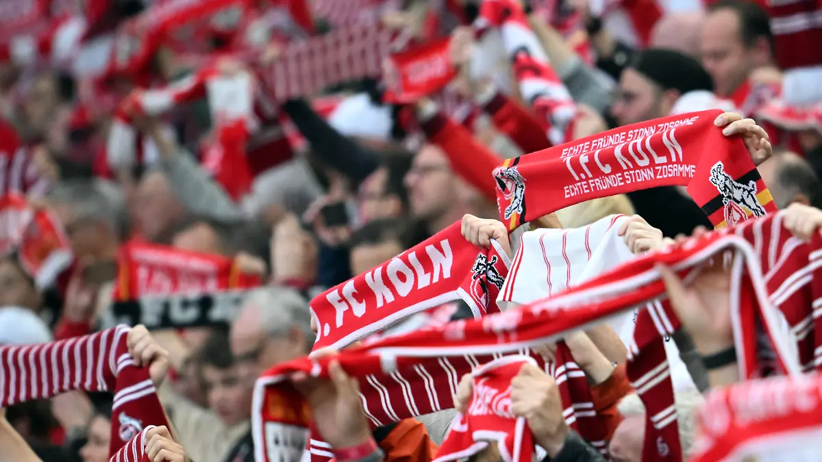 Fußball: Bundesliga, 1. FC Köln - Hertha BSC, 32. Spieltag, im RheinEnergieStadion. Kölns Fans vor dem Spiel.