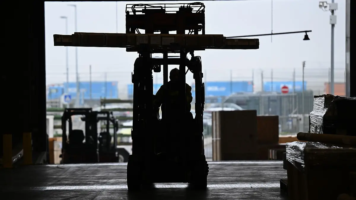 An einer Laderampe stürzt der Staplerfahrer aus seinem Fahrzeug. (Symbolbild)