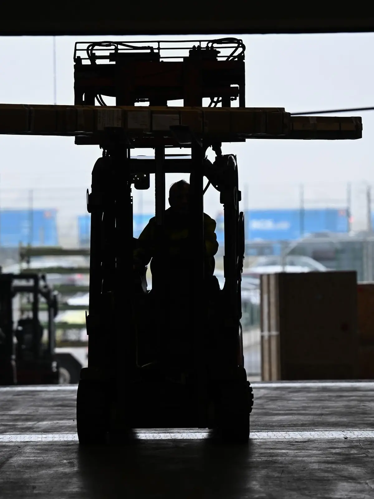 Bild zu: "Mann wird von Gabelstapler überrollt"