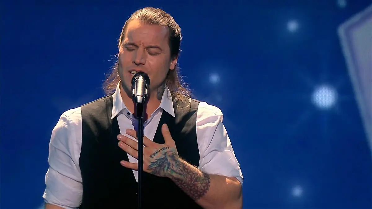 Dani Suara singt Song für seinen verstorbenen Bruder Viel Gefühl