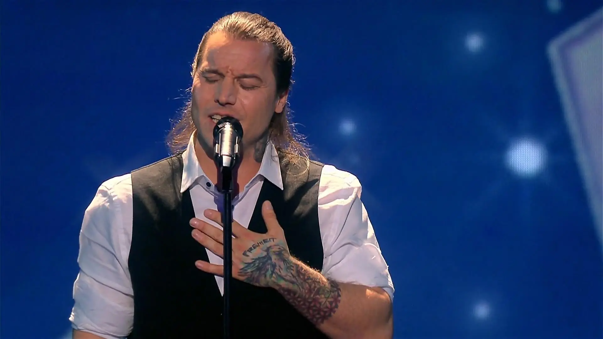 Dani Suara singt Song für seinen verstorbenen Bruder Viel Gefühl