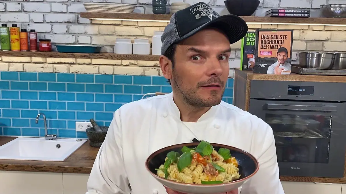 Steffen Henssler ist begeistert - von seiner schnellen Pasta mit Feta und Kirschtomaten