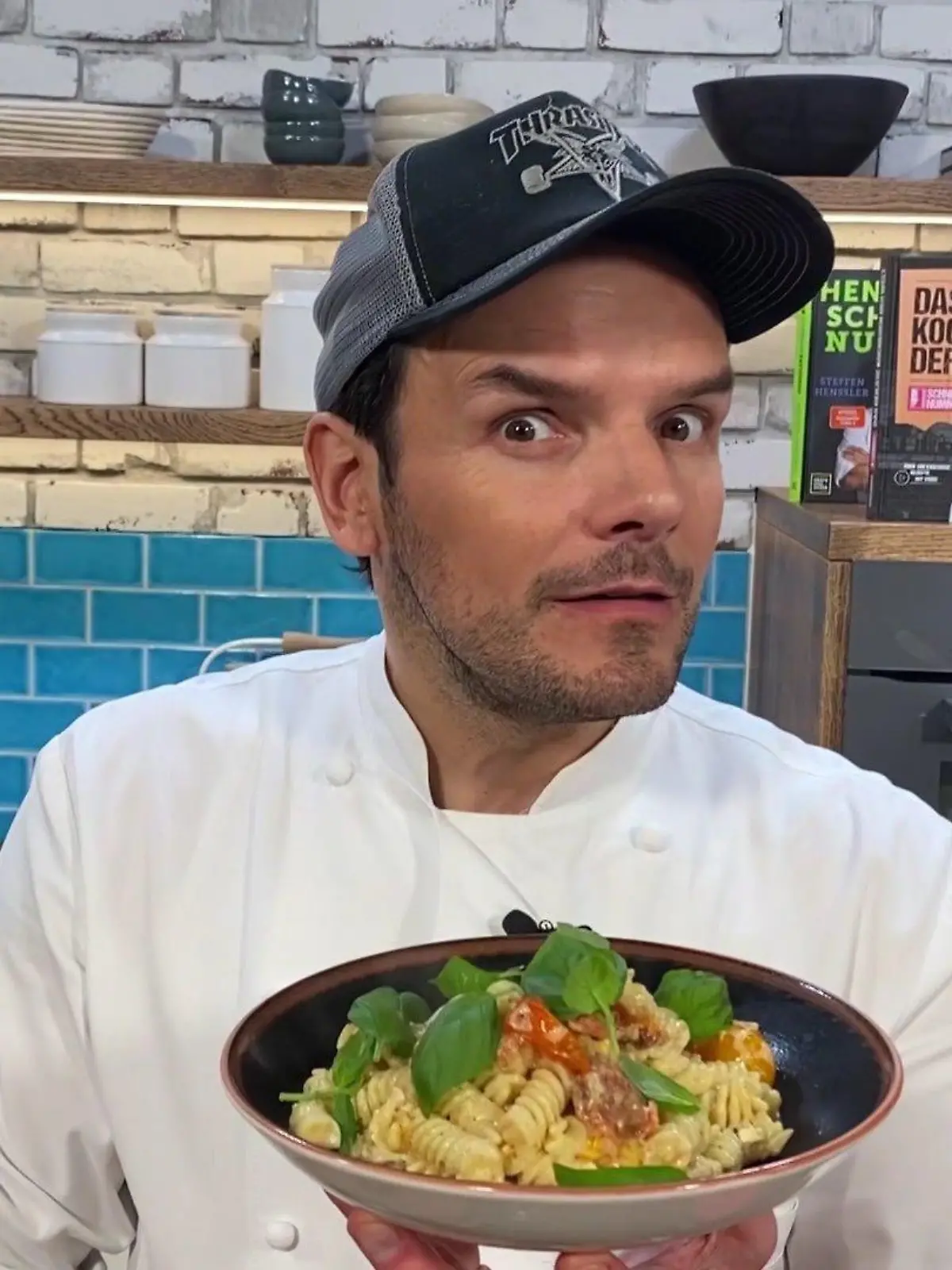 Steffen Henssler ist begeistert - von seiner schnellen Pasta mit Feta und Kirschtomaten