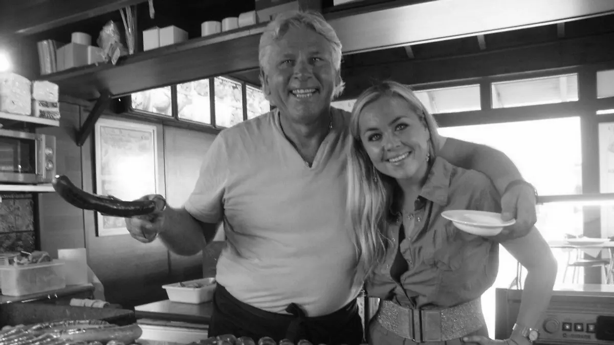 Manfred präsentiert gemeinsam mit seiner Tochter Rebecca szolz den Grill von „Manni”s Treff”. (2012)