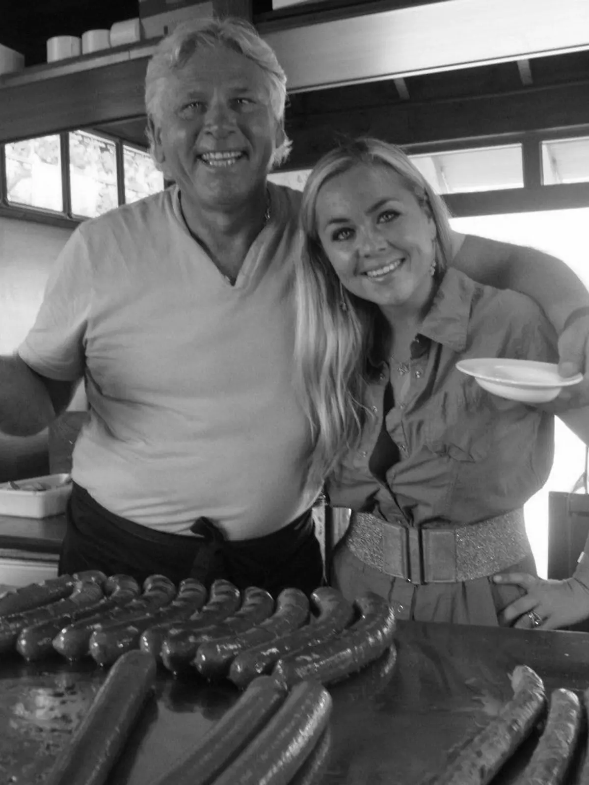 Manfred präsentiert gemeinsam mit seiner Tochter Rebecca szolz den Grill von „Manni”s Treff”. (2012)