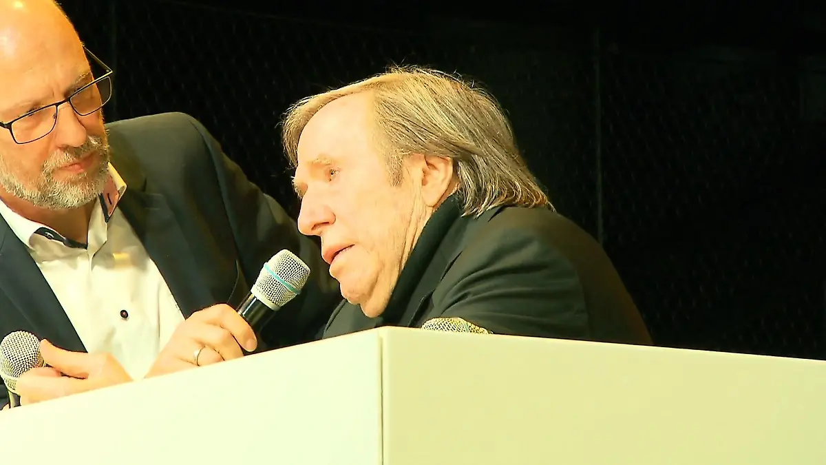 Fußball-Legende weint bei Sonderausstellung Tränen in Dortmund