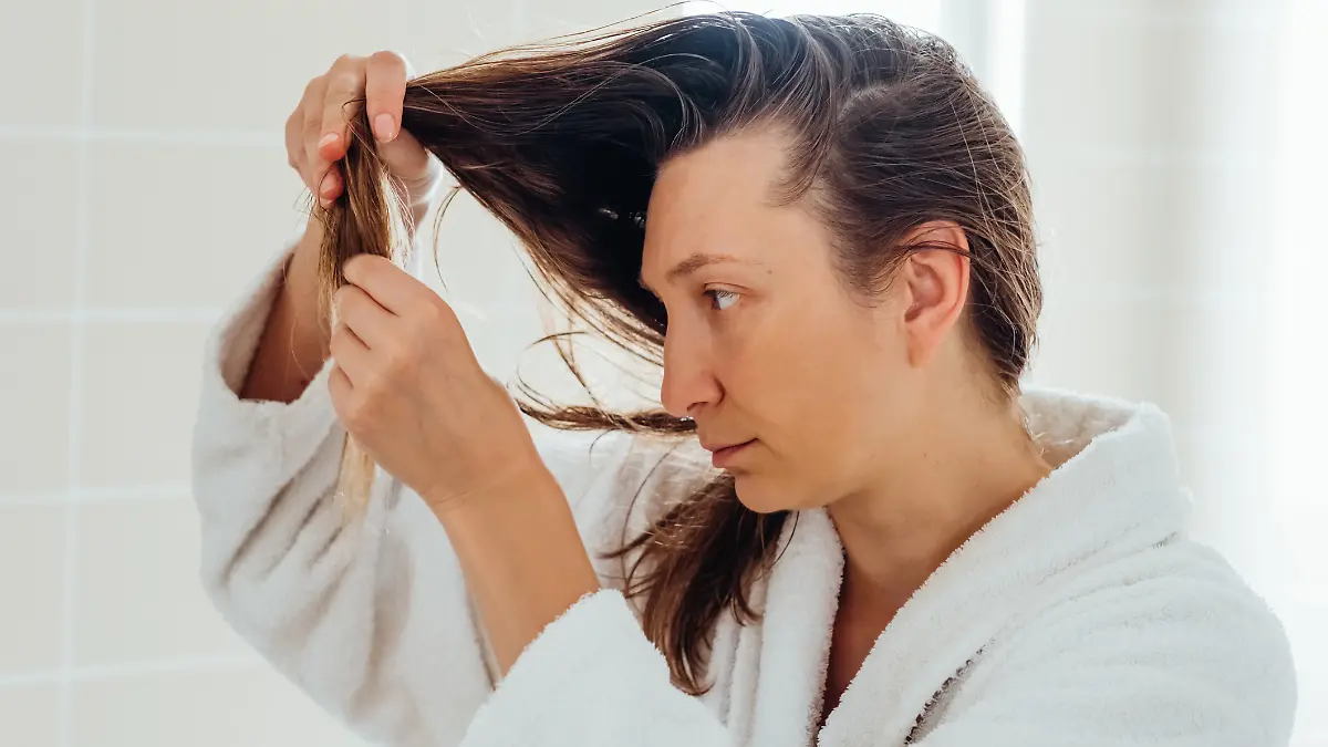 Frau hat Spliss in den Haaren.