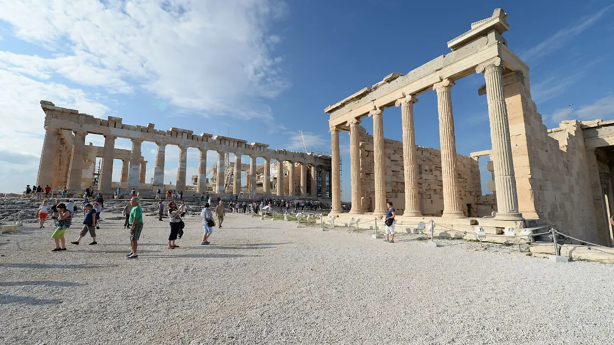 Uralt und nun deutlich teurer: Für den Besuch auf der Akropolis in Athen müssen Erwachsene nun 30 Euro zahlen.