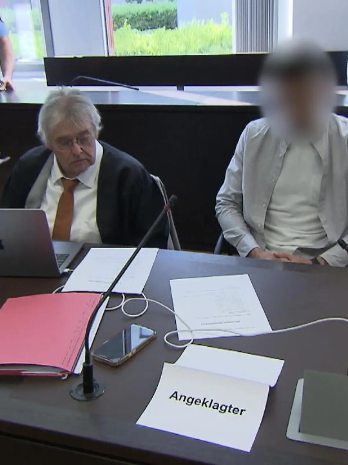 Was den Angehörigen bleibt, sind die Tränen: Emotional startete der Prozess am Montagmorgen gegen einen 25-Jährigen, der ihnen den Mann, den Vater, den Freund genommen hat. Auf seiner Raserfahrt durch Wiesbaden im Oktober 2023 krachte der Angeklagte mit dem Wagen eines 31-Jährigen zusammen. Der Fahrer des Wagens starb an seinen schweren Verletzungen.
