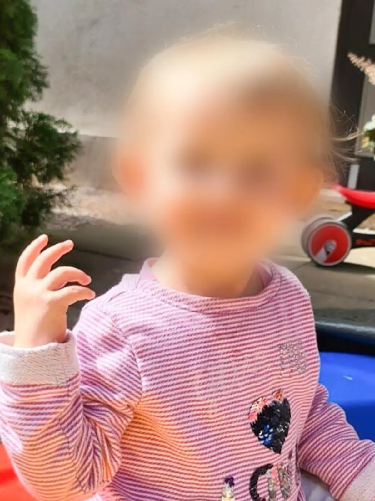 Geblurrtes Bild von der kleinen Emma, deren mutmaßlicher Mord am Landgericht Gera verhandelt wird.