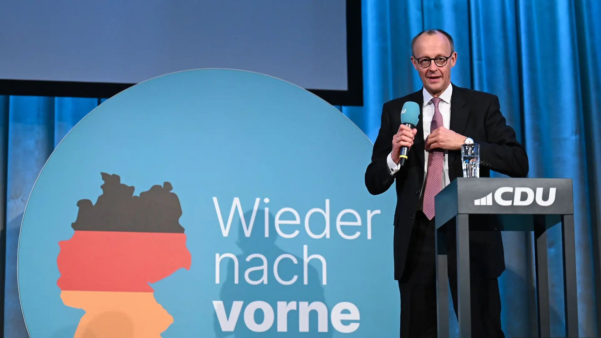 Im Bundestagswahlkampf trat CDU-Vorsitzender Friedrich Merz auch in Halle (Saale) auf - jetzt kommt aus Sachsen-Anhalt Gegenwind. (Archivbild)