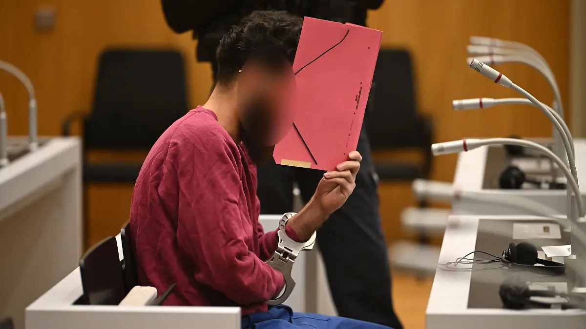 Der Angeklagte Sulaiman A. sitzt beim Prozessauftakt im Gerichtssaal. (Archivbild)