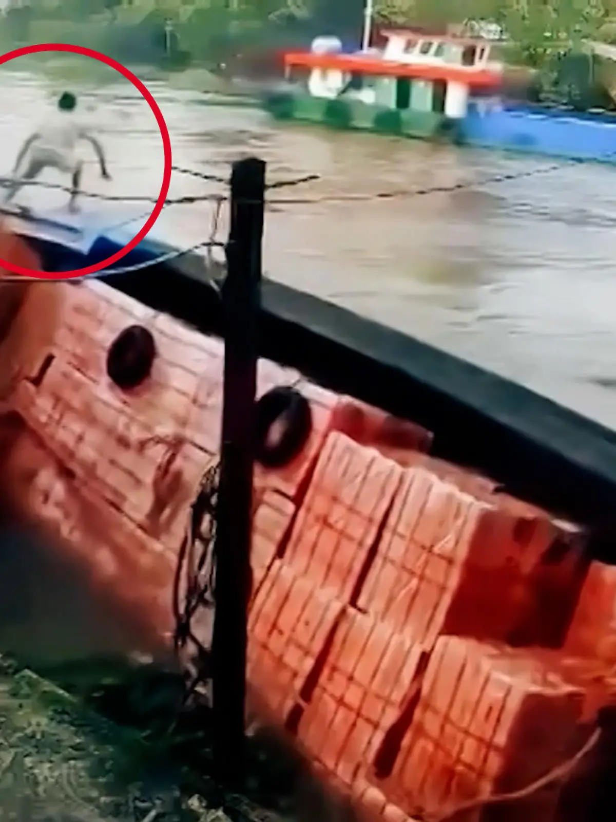 Ziegelschiff kentert wegen Wellengang.