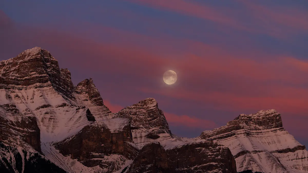 Vollmond im Banff-Nationalpark in den USA.