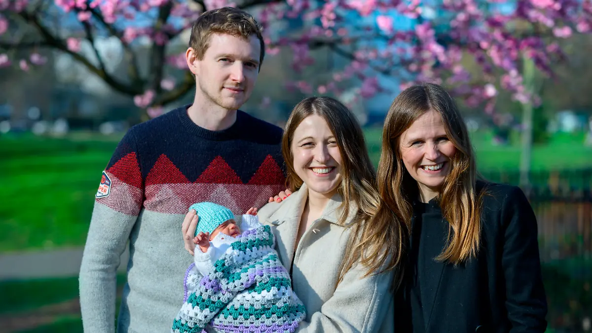 Dieses undatierte von Womb Transplant UK zur Verfügung gestellte Foto zeigt Grace und Angus Davidson mit der kleinen Amy Isabel und ihrer Tante Amy. Grace Davidson, die bei der ersten Gebärmuttertransplantation im Vereinigten Königreich eine Gebärmutter erhalten hat, hat ein kleines Mädchen zur Welt gebracht. Nach dem großen Erfolg des Eingriffs hat Grace ein kleines Mädchen zur Welt gebracht, Amy Isabel, benannt nach ihrer Tante Amy, die ihre Gebärmutter gespendet hat, und Isabel Quiroga, der Chirurgin, die geholfen hat, die Technik zu perfektionieren. Amy wurde am 27. Februar im Queen Charlotte’s and Chelsea Hospital per geplantem NHS-Kaiserschnitt geboren.