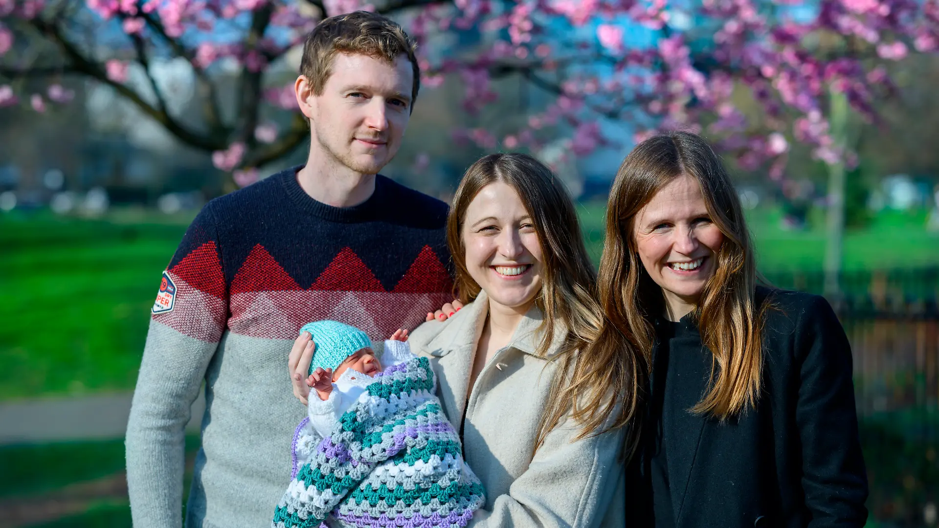 Dieses undatierte von Womb Transplant UK zur Verfügung gestellte Foto zeigt Grace und Angus Davidson mit der kleinen Amy Isabel und ihrer Tante Amy. Grace Davidson, die bei der ersten Gebärmuttertransplantation im Vereinigten Königreich eine Gebärmutter erhalten hat, hat ein kleines Mädchen zur Welt gebracht. Nach dem großen Erfolg des Eingriffs hat Grace ein kleines Mädchen zur Welt gebracht, Amy Isabel, benannt nach ihrer Tante Amy, die ihre Gebärmutter gespendet hat, und Isabel Quiroga, der Chirurgin, die geholfen hat, die Technik zu perfektionieren. Amy wurde am 27. Februar im Queen Charlotte’s and Chelsea Hospital per geplantem NHS-Kaiserschnitt geboren.