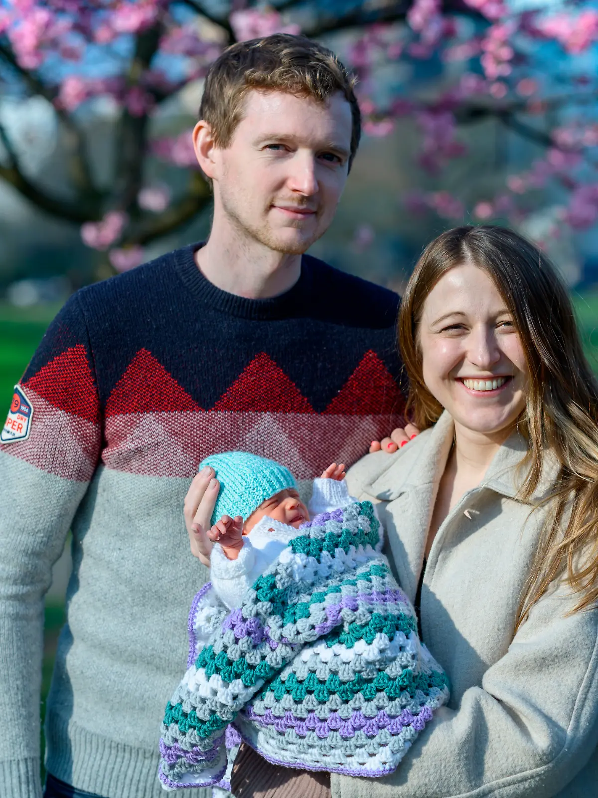 Dieses undatierte von Womb Transplant UK zur Verfügung gestellte Foto zeigt Grace und Angus Davidson mit der kleinen Amy Isabel und ihrer Tante Amy. Grace Davidson, die bei der ersten Gebärmuttertransplantation im Vereinigten Königreich eine Gebärmutter erhalten hat, hat ein kleines Mädchen zur Welt gebracht. Nach dem großen Erfolg des Eingriffs hat Grace ein kleines Mädchen zur Welt gebracht, Amy Isabel, benannt nach ihrer Tante Amy, die ihre Gebärmutter gespendet hat, und Isabel Quiroga, der Chirurgin, die geholfen hat, die Technik zu perfektionieren. Amy wurde am 27. Februar im Queen Charlotte’s and Chelsea Hospital per geplantem NHS-Kaiserschnitt geboren.