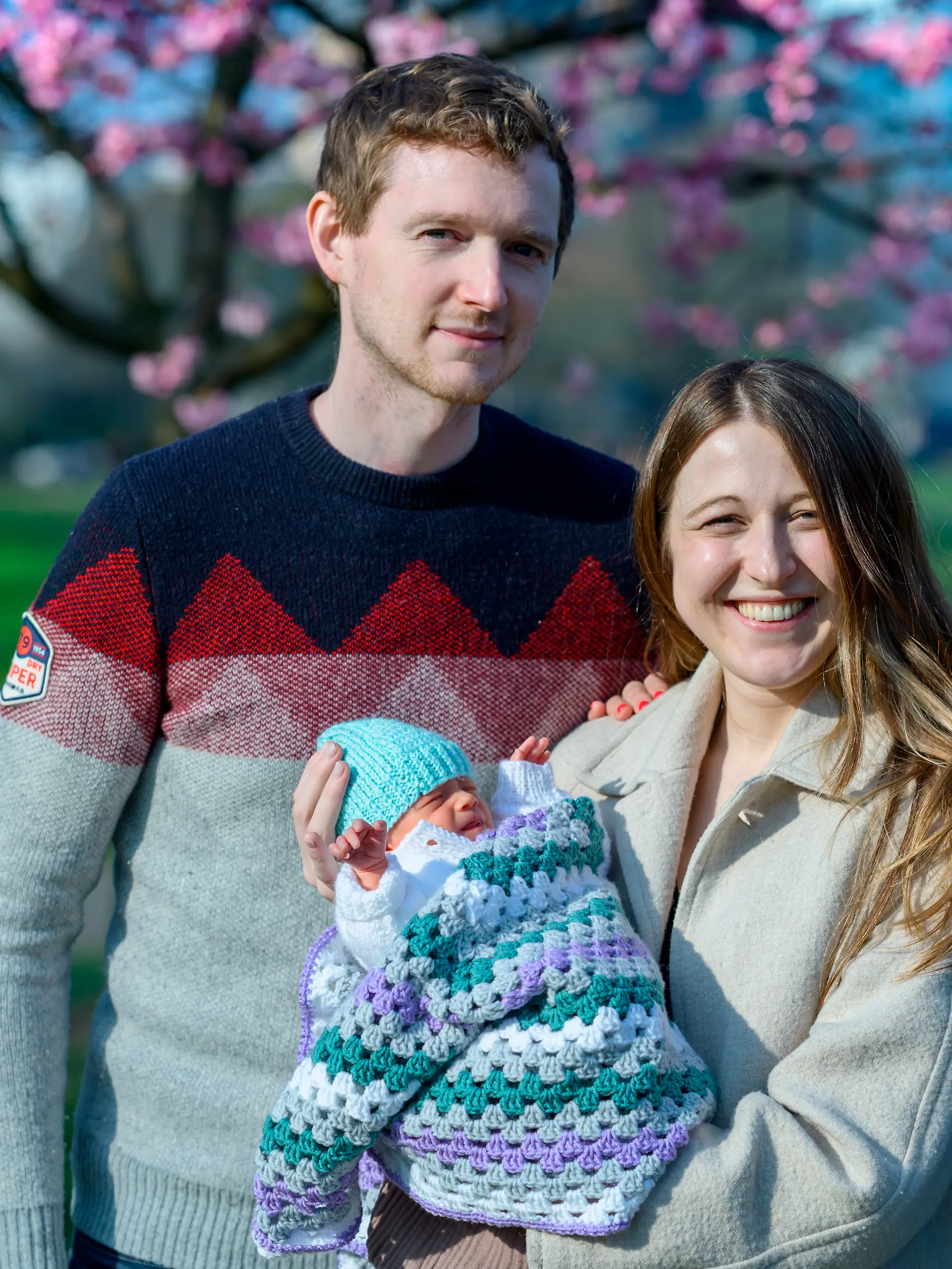 Dieses undatierte von Womb Transplant UK zur Verfügung gestellte Foto zeigt Grace und Angus Davidson mit der kleinen Amy Isabel und ihrer Tante Amy. Grace Davidson, die bei der ersten Gebärmuttertransplantation im Vereinigten Königreich eine Gebärmutter erhalten hat, hat ein kleines Mädchen zur Welt gebracht. Nach dem großen Erfolg des Eingriffs hat Grace ein kleines Mädchen zur Welt gebracht, Amy Isabel, benannt nach ihrer Tante Amy, die ihre Gebärmutter gespendet hat, und Isabel Quiroga, der Chirurgin, die geholfen hat, die Technik zu perfektionieren. Amy wurde am 27. Februar im Queen Charlotte’s and Chelsea Hospital per geplantem NHS-Kaiserschnitt geboren.