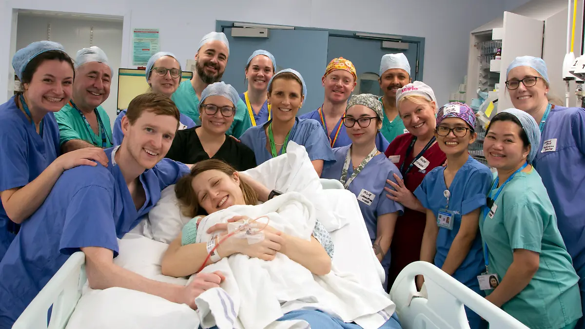 Dieses undatierte on Womb Transplant UK herausgegebene Foto zeigt Grace und Angus Davidson (vorne) mit dem Krankenhausteam nach der Geburt der kleinen Amy Isabel Davidson. Grace Davidson, die bei der ersten Gebärmuttertransplantation im Vereinigten Königreich eine Gebärmutter erhalten hat, hat ein Mädchen zur Welt gebracht. Nach dem großen Erfolg des Verfahrens hat Grace ein kleines Mädchen zur Welt gebracht, Amy Isabel, benannt nach ihrer Tante Amy, die ihre Gebärmutter gespendet hat, und Isabel Quiroga, der Chirurgin, die bei der Perfektionierung der Technik geholfen hat. Amy wurde am 27. Februar im Queen Charlotte’s and Chelsea Hospital durch einen geplanten Kaiserschnitt des staatlichen Gesundheitsdienstes geboren.