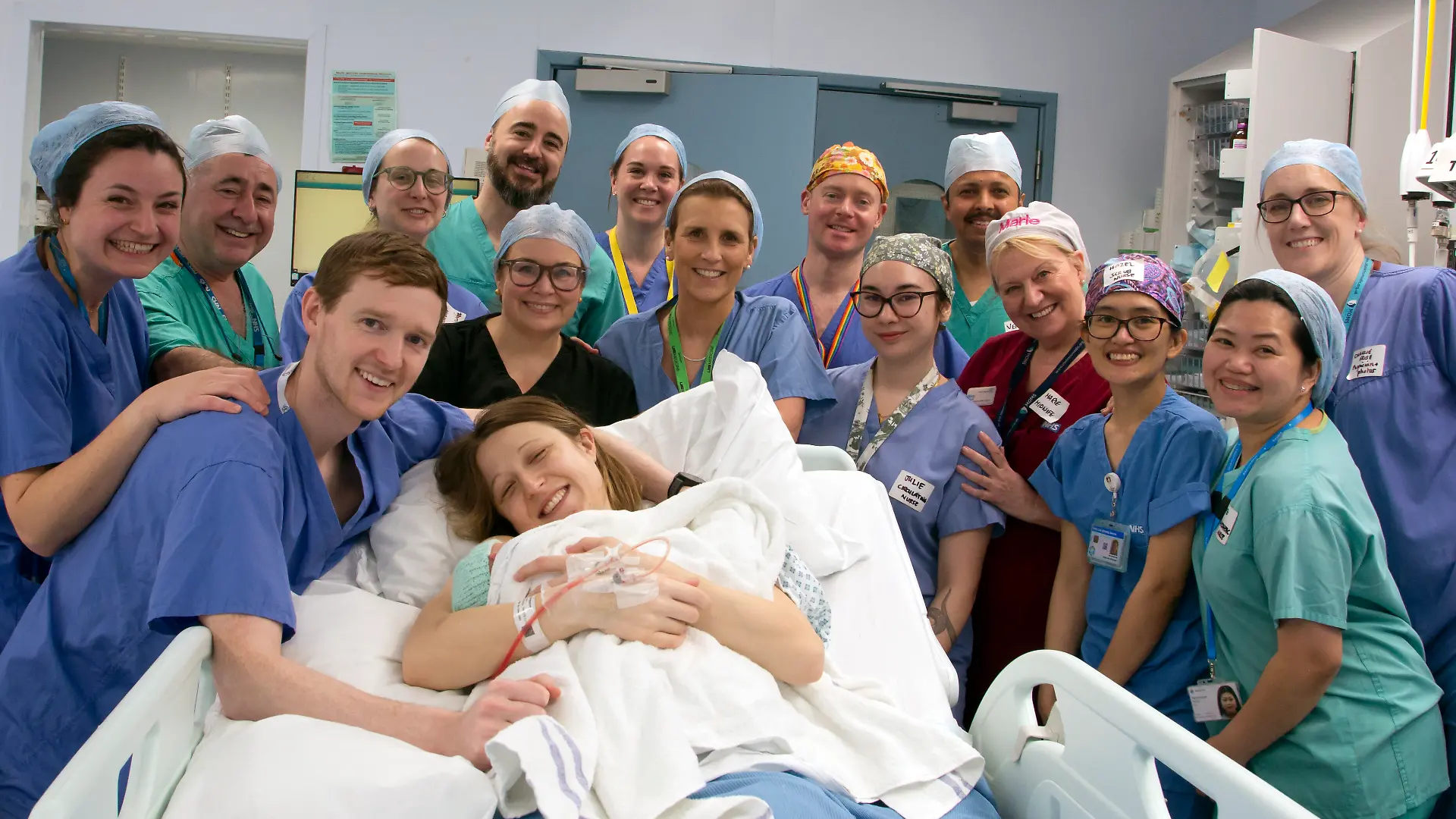 Dieses undatierte on Womb Transplant UK herausgegebene Foto zeigt Grace und Angus Davidson (vorne) mit dem Krankenhausteam nach der Geburt der kleinen Amy Isabel Davidson. Grace Davidson, die bei der ersten Gebärmuttertransplantation im Vereinigten Königreich eine Gebärmutter erhalten hat, hat ein Mädchen zur Welt gebracht. Nach dem großen Erfolg des Verfahrens hat Grace ein kleines Mädchen zur Welt gebracht, Amy Isabel, benannt nach ihrer Tante Amy, die ihre Gebärmutter gespendet hat, und Isabel Quiroga, der Chirurgin, die bei der Perfektionierung der Technik geholfen hat. Amy wurde am 27. Februar im Queen Charlotte’s and Chelsea Hospital durch einen geplanten Kaiserschnitt des staatlichen Gesundheitsdienstes geboren.