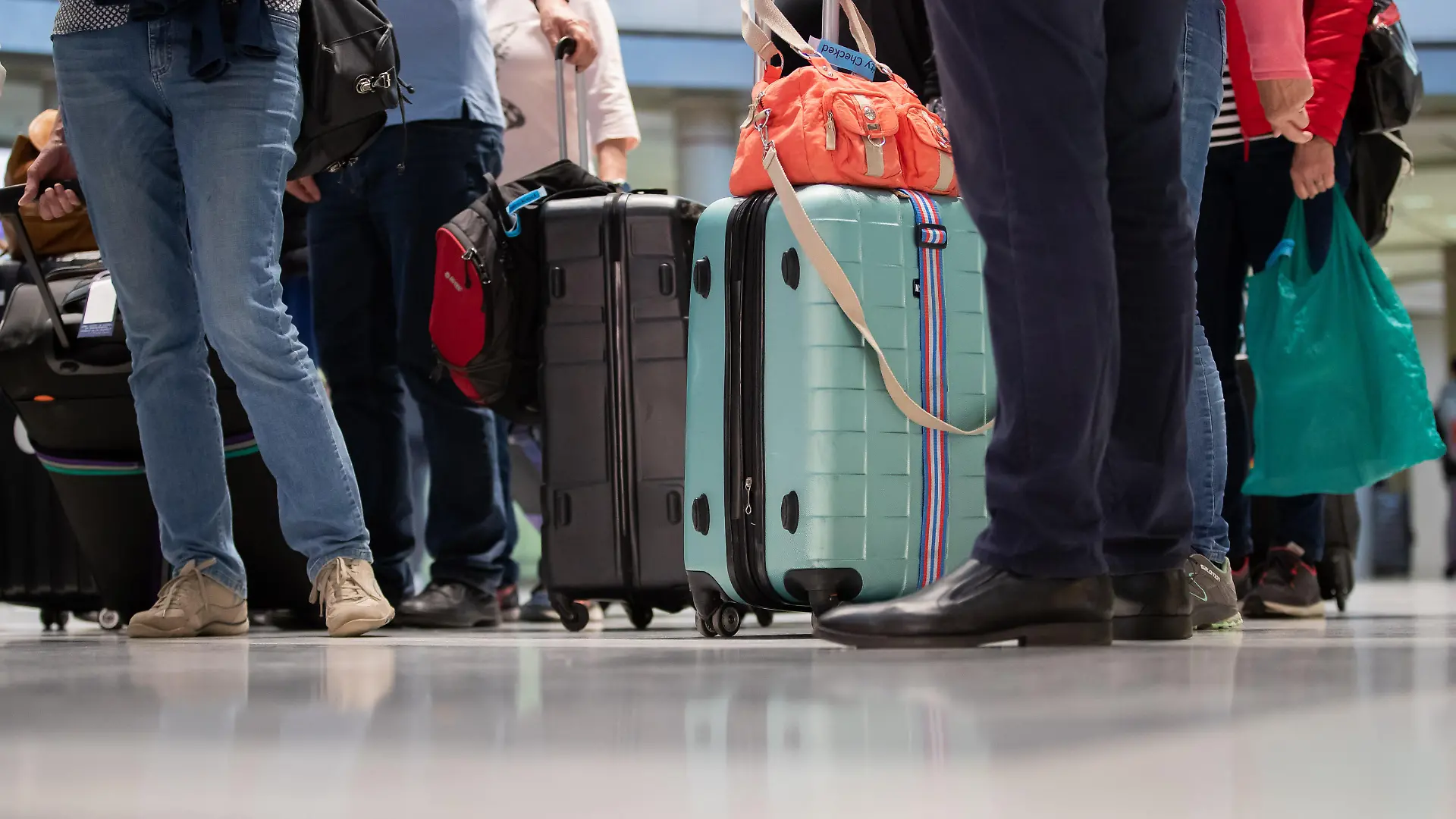 Passagiere eines Rückholfluges aus Hurghada (Ägypten) stehen mit ihrem Gepäck im Flughafen. Wegen des Coronavirus schließen immer mehr Länder die Grenzen und Fluggesellschaften streichen immer mehr Flüge ins Ausland.