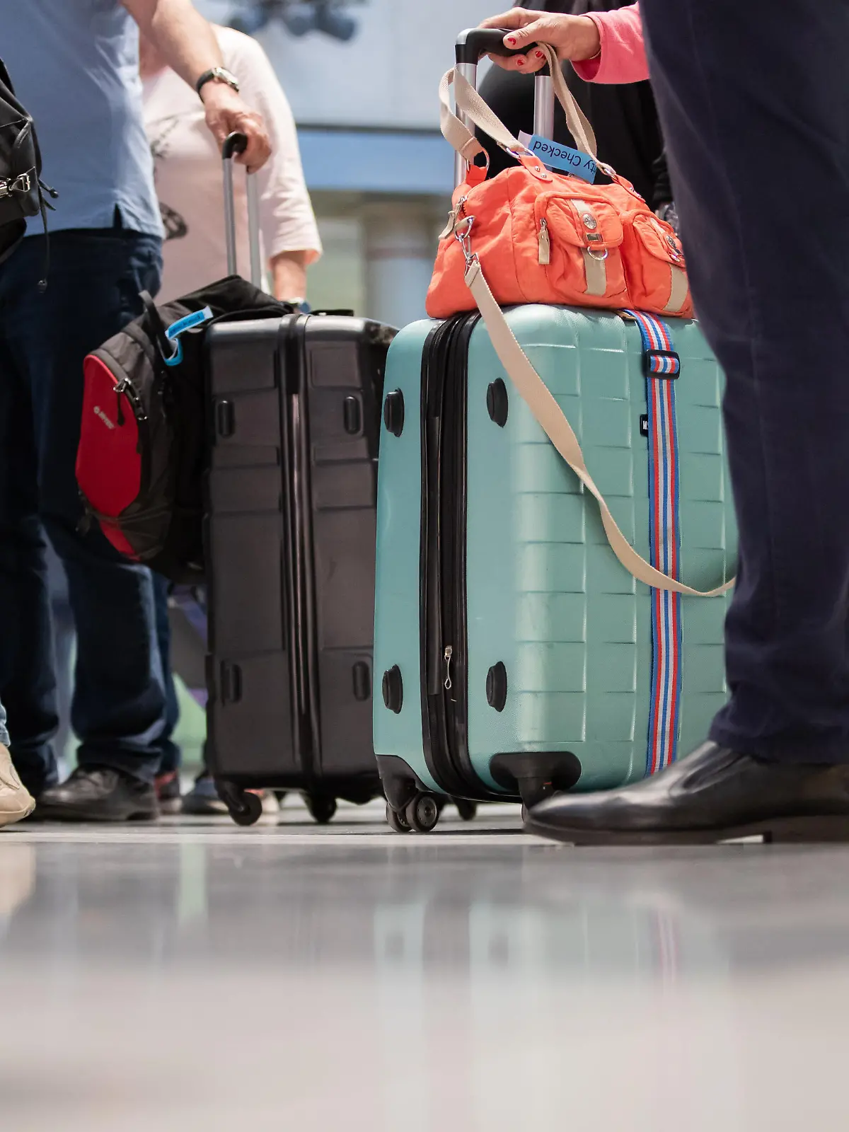 Passagiere eines Rückholfluges aus Hurghada (Ägypten) stehen mit ihrem Gepäck im Flughafen. Wegen des Coronavirus schließen immer mehr Länder die Grenzen und Fluggesellschaften streichen immer mehr Flüge ins Ausland.