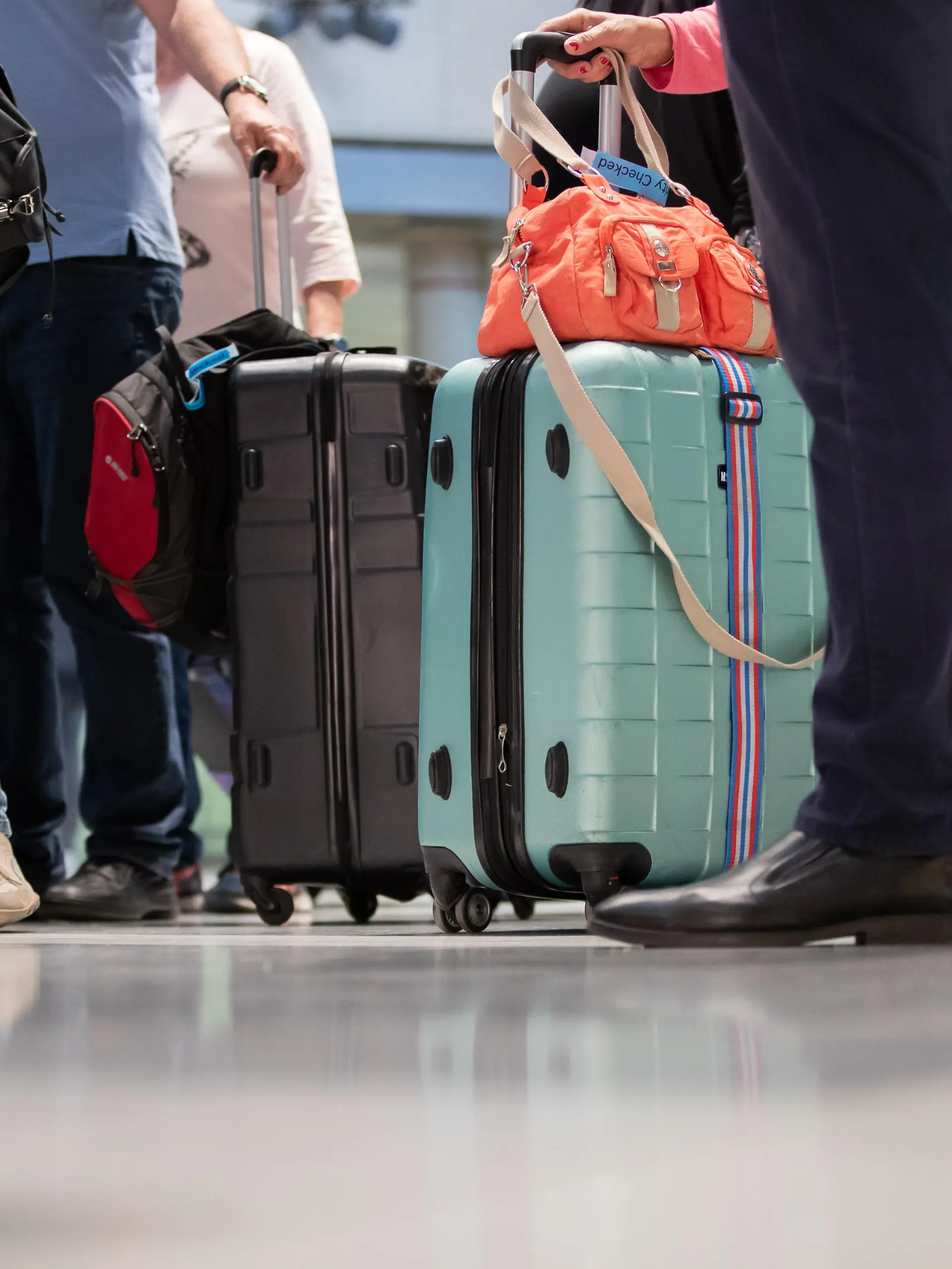 Passagiere eines Rückholfluges aus Hurghada (Ägypten) stehen mit ihrem Gepäck im Flughafen. Wegen des Coronavirus schließen immer mehr Länder die Grenzen und Fluggesellschaften streichen immer mehr Flüge ins Ausland.