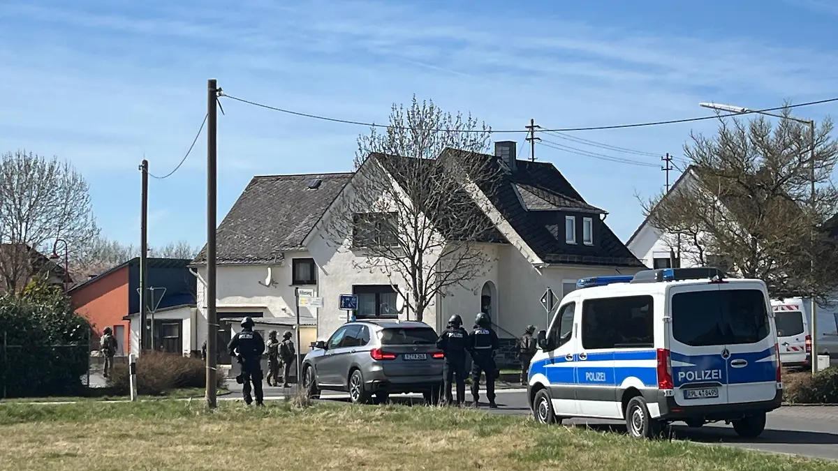 Am Dienstag durchsuchten SEK-Beamte auf der Suche nach Alexander Meisner eine Scheune – ohne Erfolg.