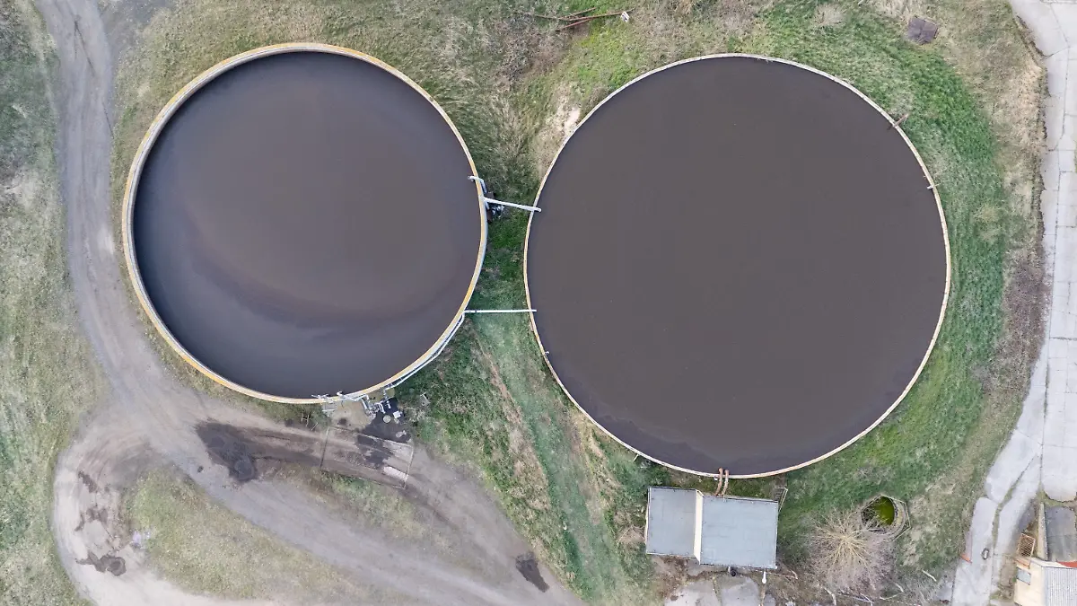 08.04.2025, Sachsen, Gröditz: Zwei Güllebecken auf dem Gelände eines landwirtschaftlichen Betriebes (Aufnahme mit einer Drohne). In einem Güllebecken auf dem Gelände des landwirtschaftlichen Betriebes im Ortsteil Spansberg der Stadt Gröditz sind zwei Tote gefunden worden. Foto: Sebastian Kahnert/dpa +++ dpa-Bildfunk +++