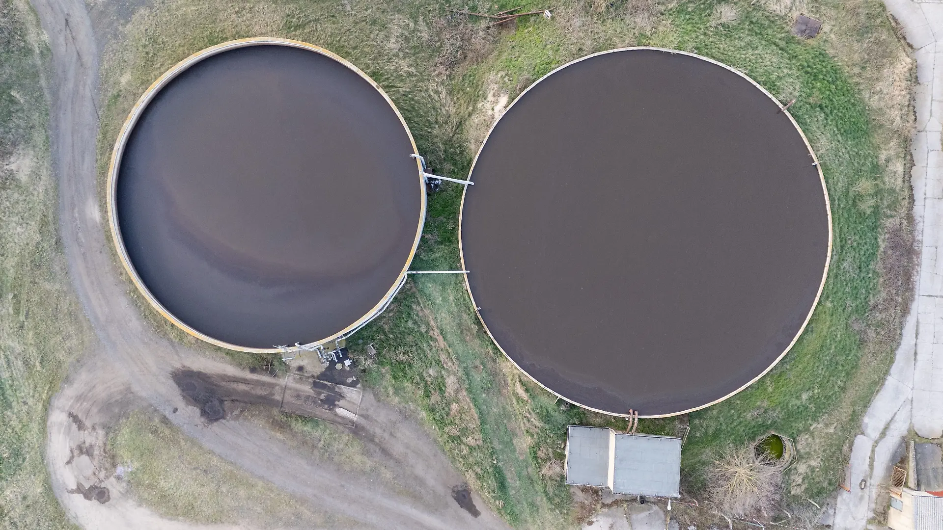 08.04.2025, Sachsen, Gröditz: Zwei Güllebecken auf dem Gelände eines landwirtschaftlichen Betriebes (Aufnahme mit einer Drohne). In einem Güllebecken auf dem Gelände des landwirtschaftlichen Betriebes im Ortsteil Spansberg der Stadt Gröditz sind zwei Tote gefunden worden. Foto: Sebastian Kahnert/dpa +++ dpa-Bildfunk +++