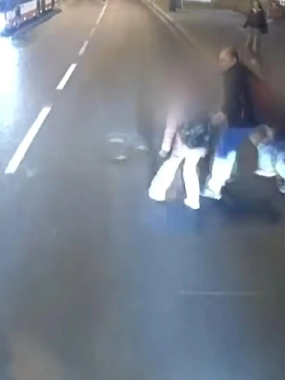 Wie kann sie nur dermaßen unaufmerksam sein? Eine Mutter bringt ihre beiden kleinen Kinder in Ústí nad Labem (Tschechien) in große Gefahr: Sie zerrt sie über eine viel befahrene Straße – ohne vorher zu gucken. Und ein Bus rauscht heran.