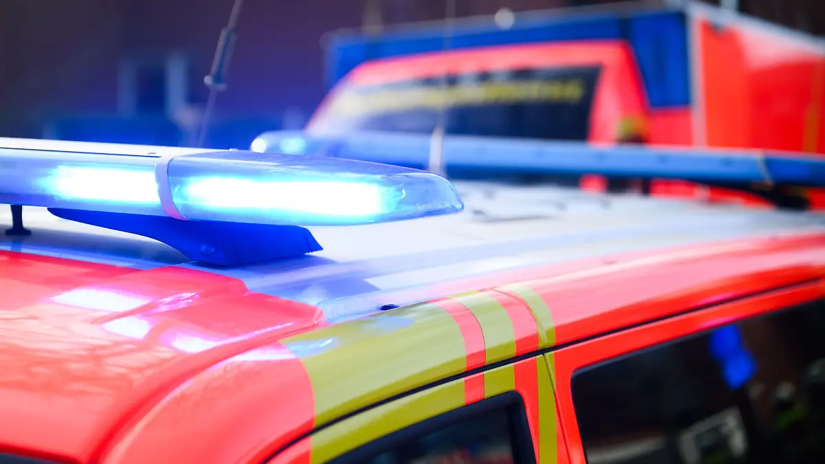 Der Fahrer des Transporters wurde in ein Krankenhaus gebracht. (Symbolbild)