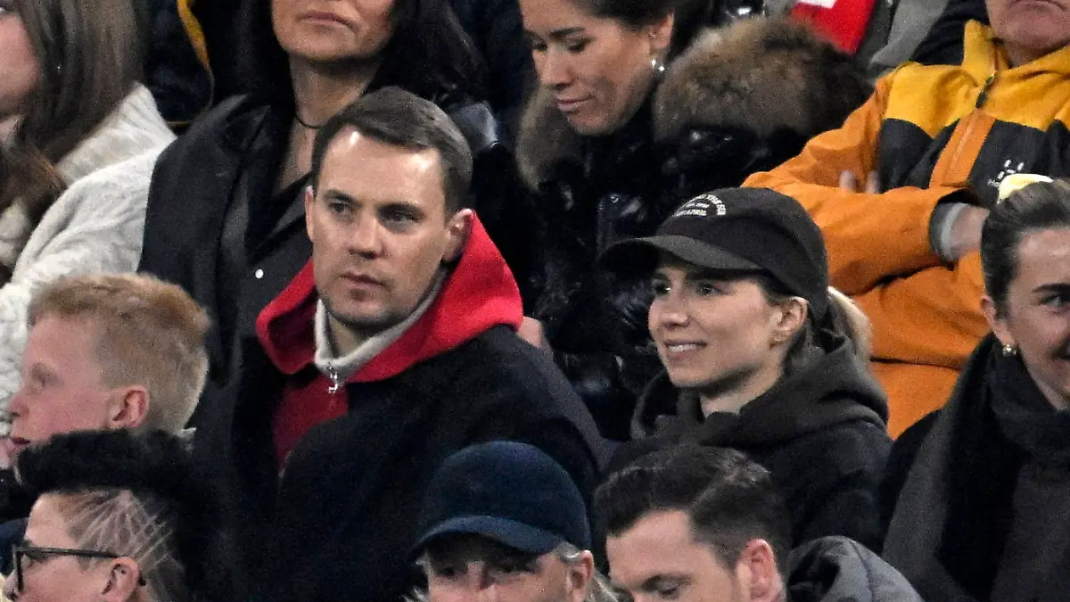 Torwart Manuel Neuer FC Bayern München mit seiner Frau Anika auf der Tribüne der Münchner Allianz Arena beim Hinspiel im Viertelfinale der Champions League gegen Inter Mailand.