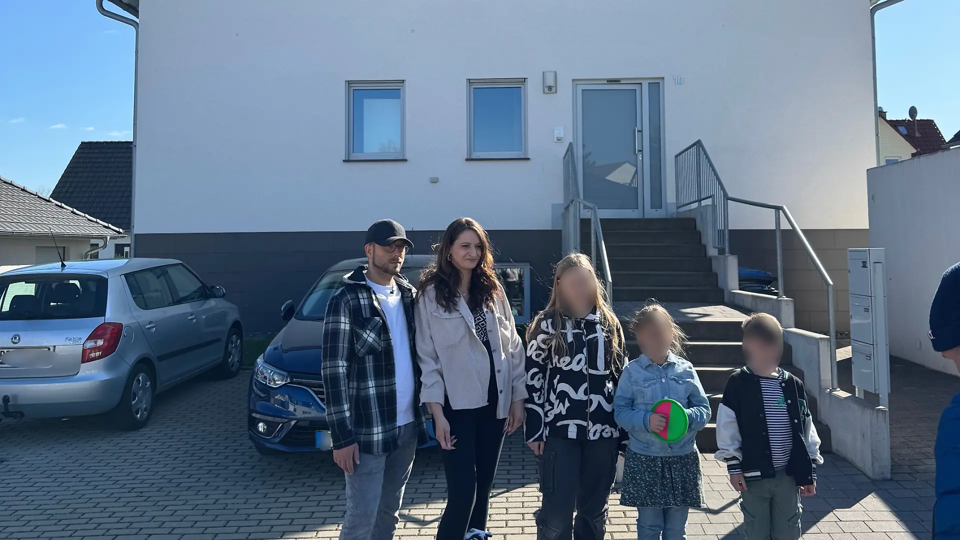 Josef Dornieden, 39 Jahre, und seine Partnerin Charlen Heinze-Steinbrück, 36 Jahre, mit den Kindern vor dem Haus