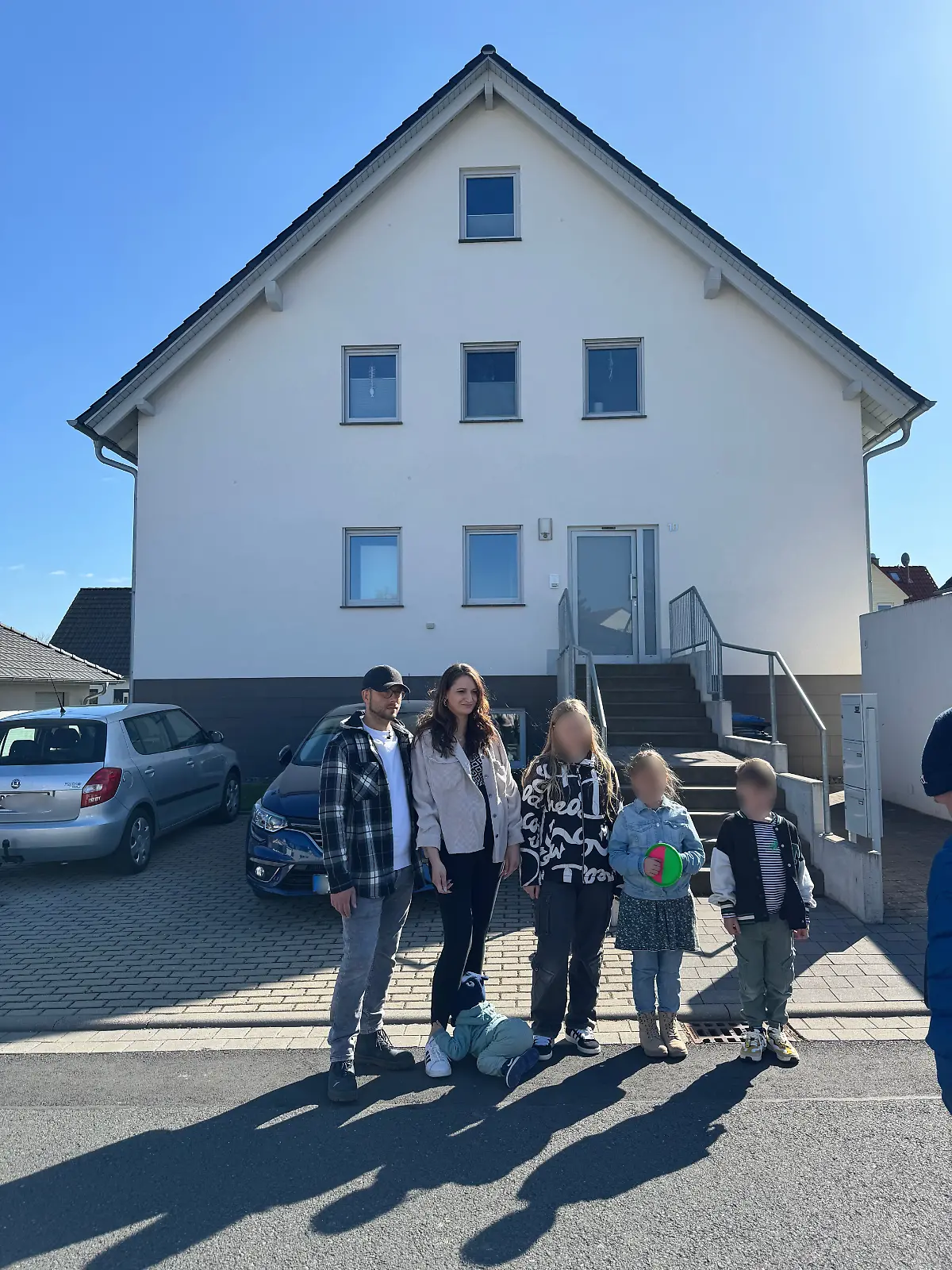 Josef Dornieden, 39 Jahre, und seine Partnerin Charlen Heinze-Steinbrück, 36 Jahre, mit den Kindern vor dem Haus