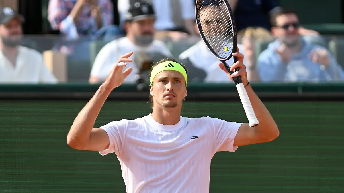 Alexander Zverev reagiert ratlos nach dem frühen Aus gegen den Italiener Matteo Berrettini beim ATP-Turnier in Monaco.