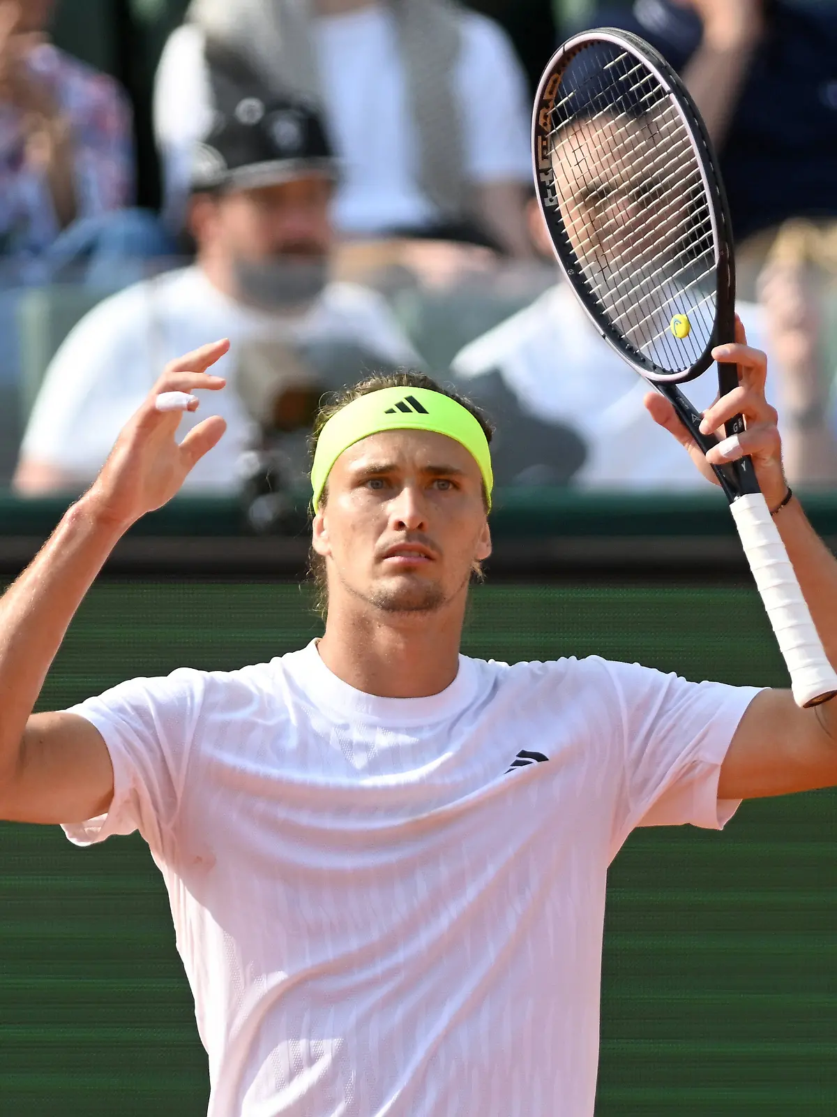 Alexander Zverev reagiert ratlos nach dem frühen Aus gegen den Italiener Matteo Berrettini beim ATP-Turnier in Monaco.
