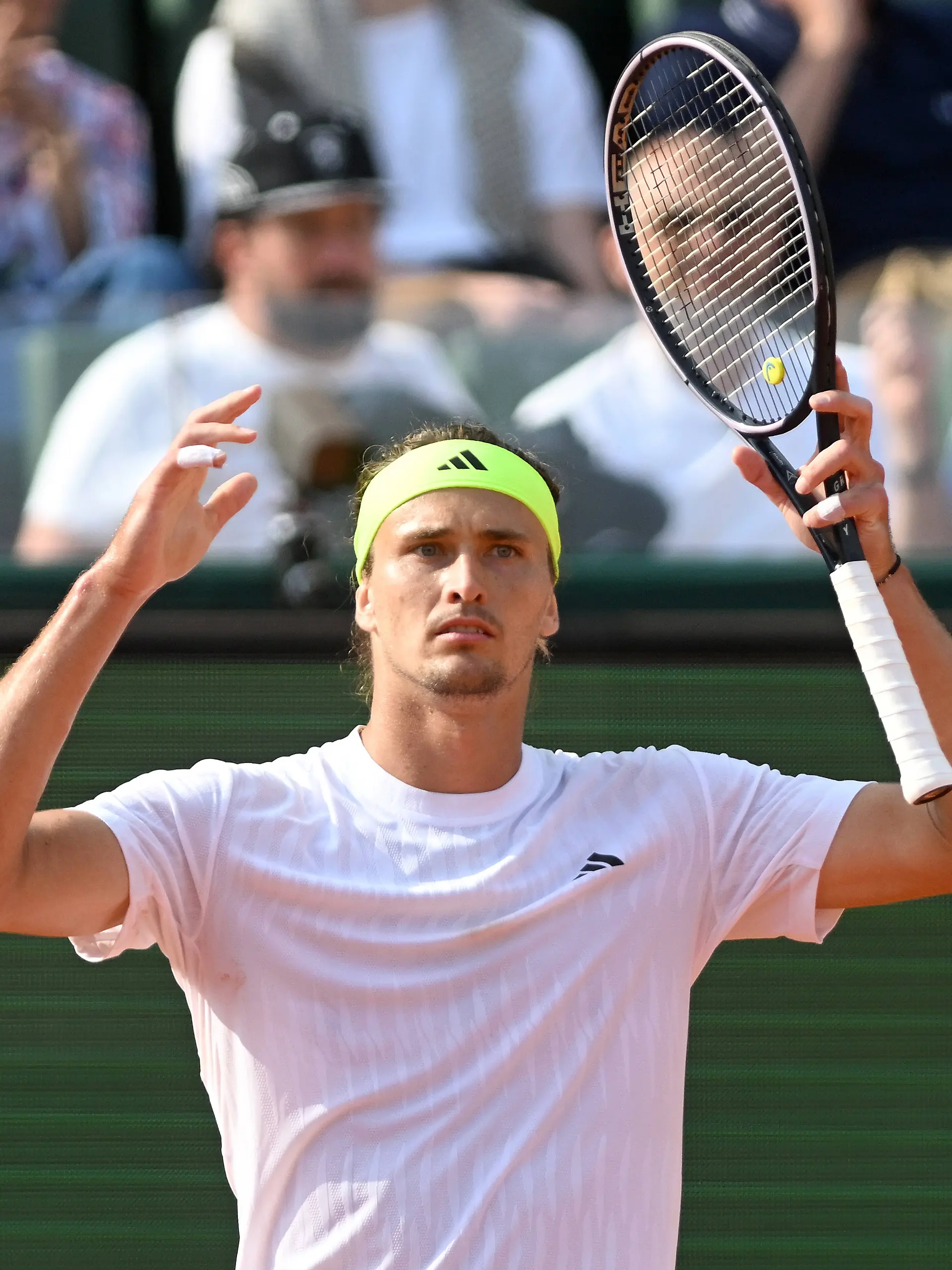 Alexander Zverev reagiert ratlos nach dem frühen Aus gegen den Italiener Matteo Berrettini beim ATP-Turnier in Monaco.