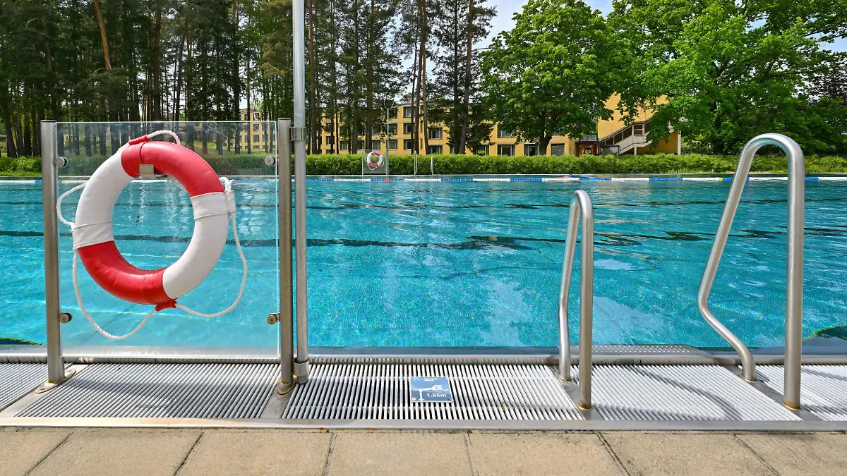 22.05.2023, Brandenburg, Bernau: Das Freibad Waldfrieden. (zu dpa "Brandenburg: Genügend Rettungsschwimmer für Freibäder und Badestellen vorhanden") Foto: Patrick Pleul/dpa +++ dpa-Bildfunk +++