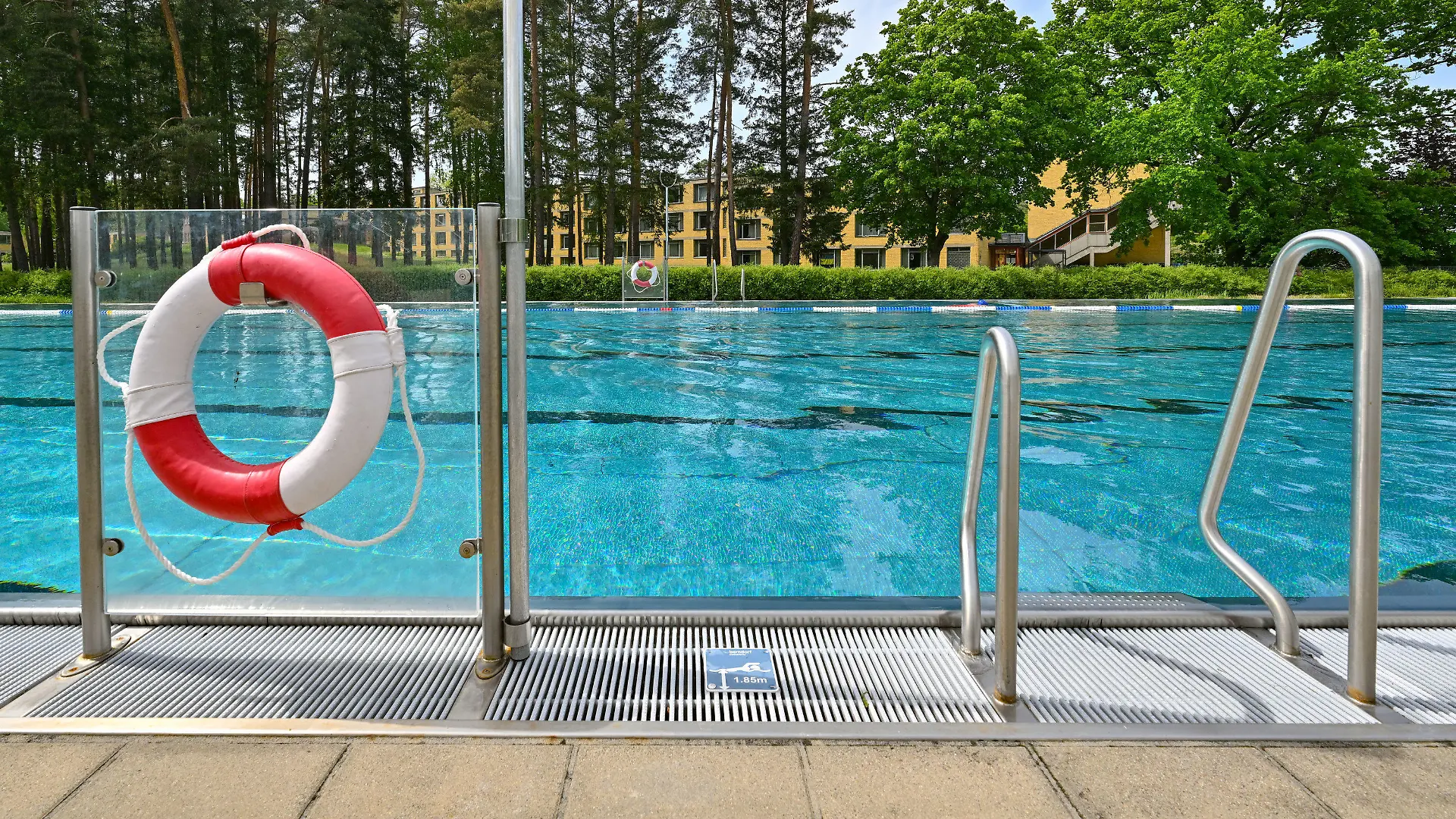 22.05.2023, Brandenburg, Bernau: Das Freibad Waldfrieden. (zu dpa "Brandenburg: Genügend Rettungsschwimmer für Freibäder und Badestellen vorhanden") Foto: Patrick Pleul/dpa +++ dpa-Bildfunk +++