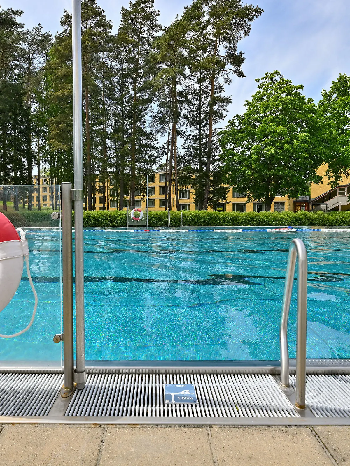 22.05.2023, Brandenburg, Bernau: Das Freibad Waldfrieden. (zu dpa "Brandenburg: Genügend Rettungsschwimmer für Freibäder und Badestellen vorhanden") Foto: Patrick Pleul/dpa +++ dpa-Bildfunk +++