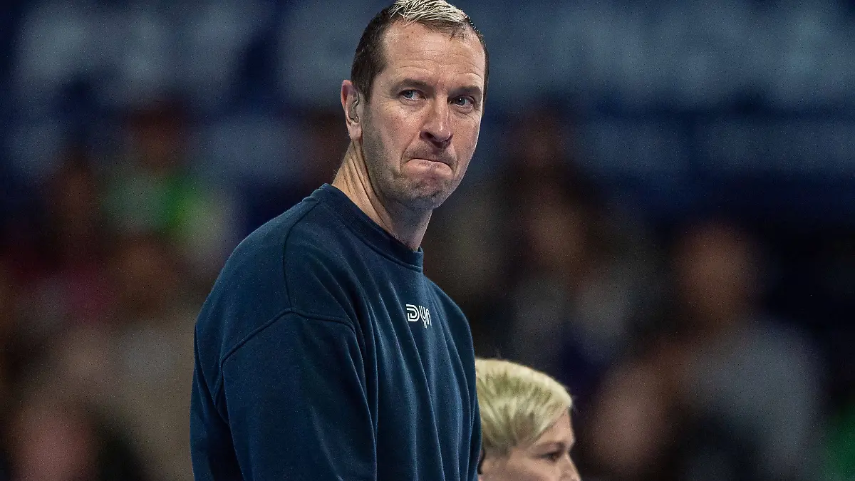 Pascal Hens (mit Annett Sattler im Hintergrund) während des 20. Spieltags in der DAIKIN Handball-Bundesliga zwischen Füchse Berlin - SG Flensburg-Handewitt 2025