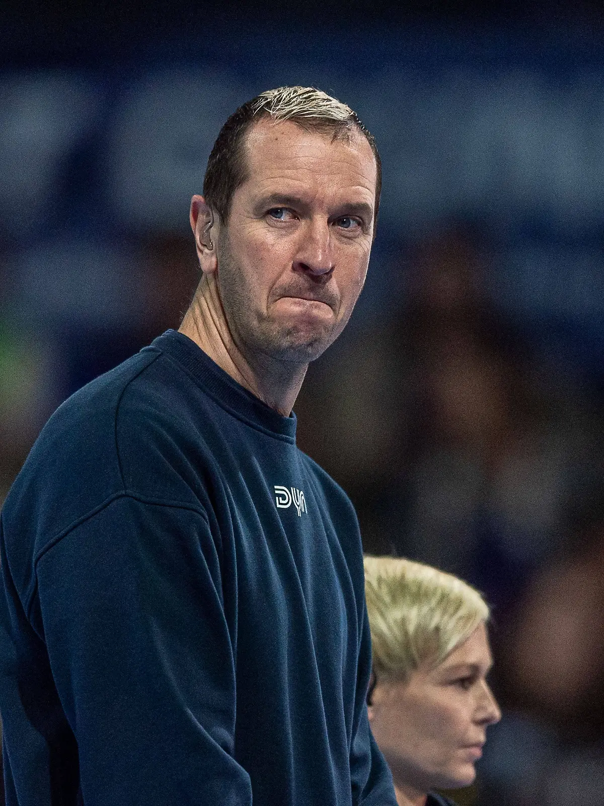 Pascal Hens (mit Annett Sattler im Hintergrund) während des 20. Spieltags in der DAIKIN Handball-Bundesliga zwischen Füchse Berlin - SG Flensburg-Handewitt 2025 