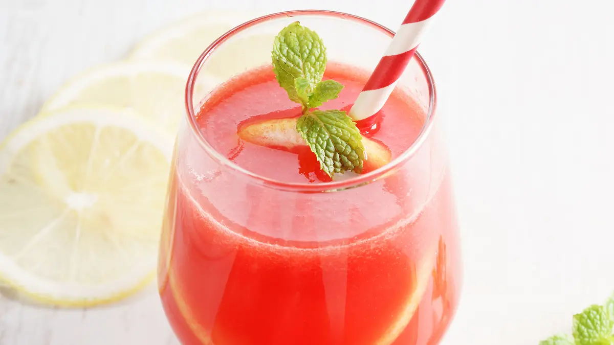 Ein leckerer Melonen-Spritz schön angerichtet auf dem Tisch.