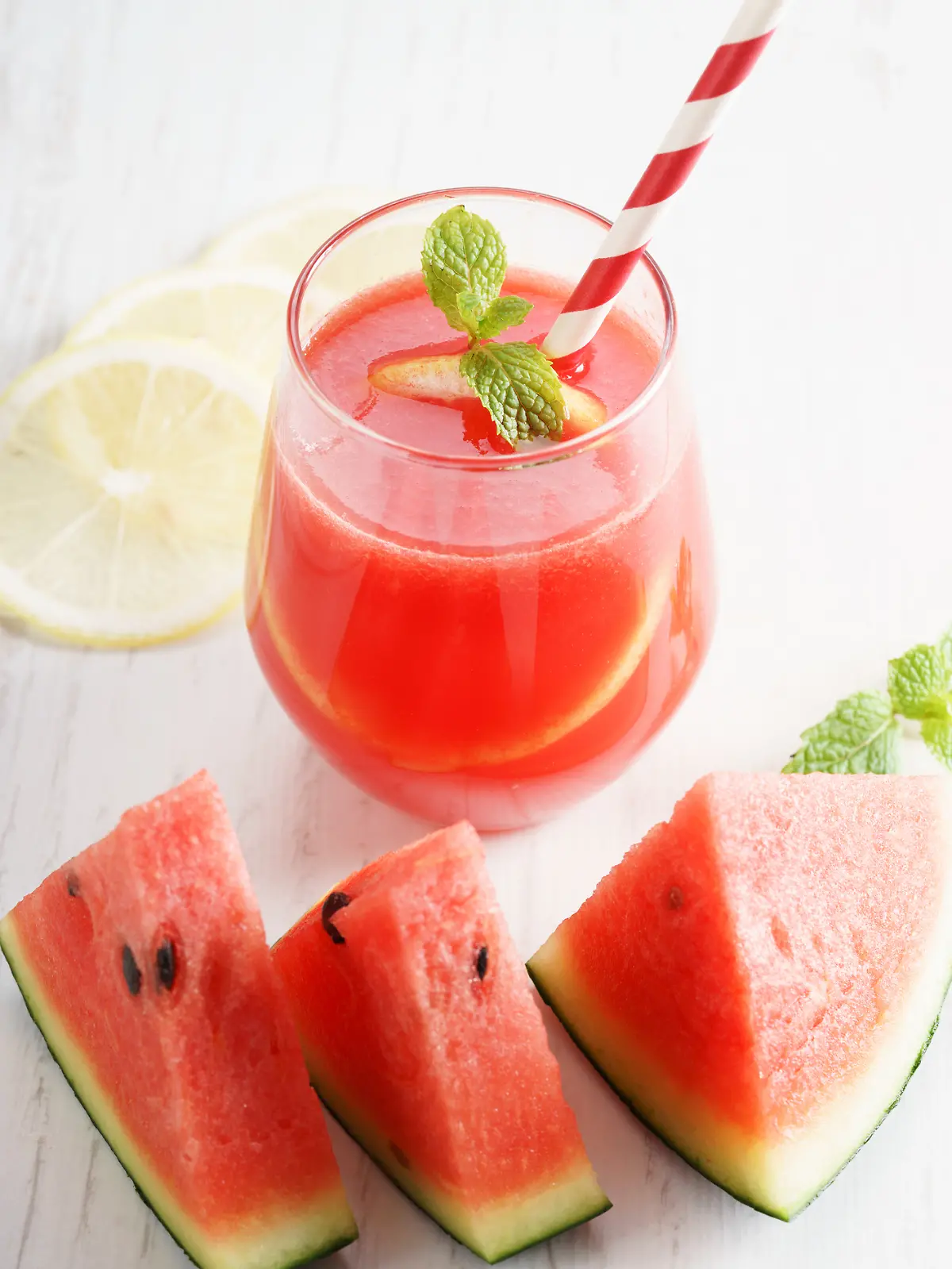 Ein leckerer Melonen-Spritz schön angerichtet auf dem Tisch.