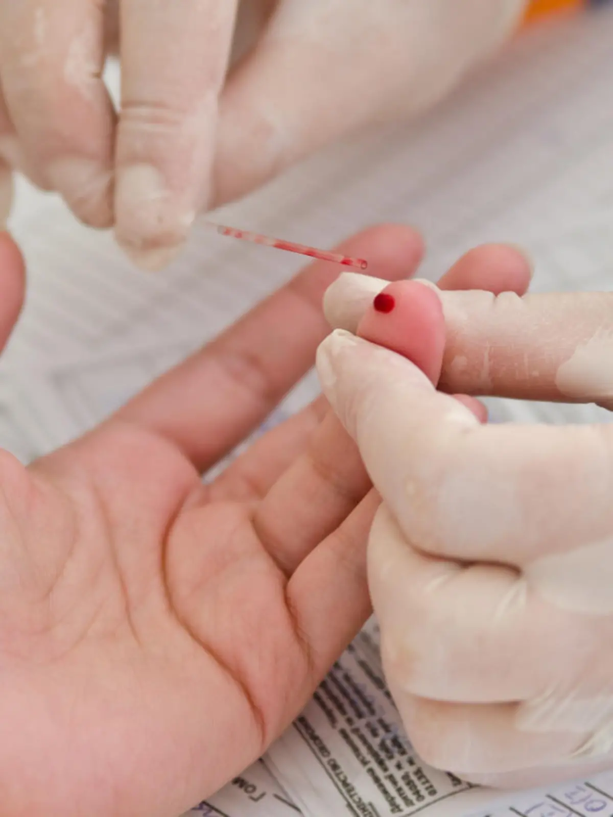 Arzt nimmt Blut am Finger des Patienten ab